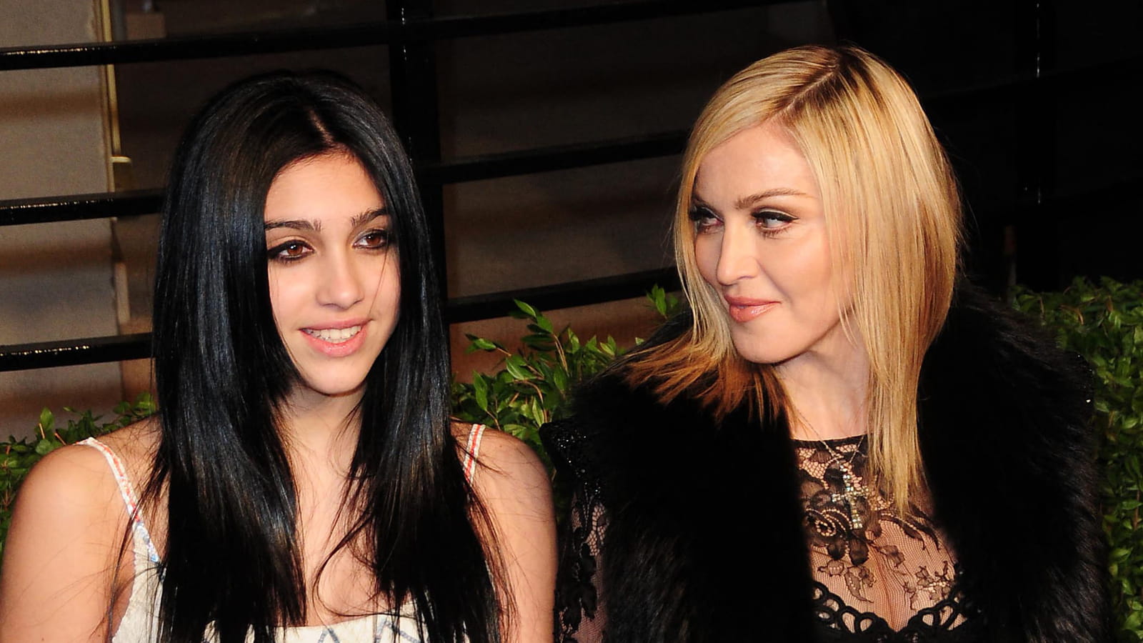 Lourdes Leon pose avec Madonna lors de la fête de Vanity Fair pour les Oscars, en 2011