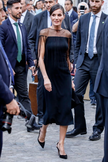Letizia d'Espagne en robe midi opaque et empiècements en résille Boss