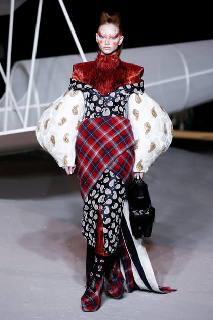 Robe imprim&eacute;e et manches oversize aper&ccedil;ues sur le d&eacute;fil&eacute; Thom Browne