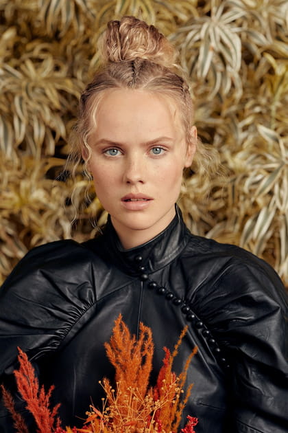 Le chignon avec tresse coll&eacute;e