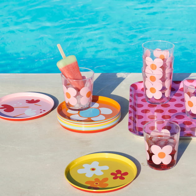 De la vaisselle pop IKEA pour manger au bord de l'eau