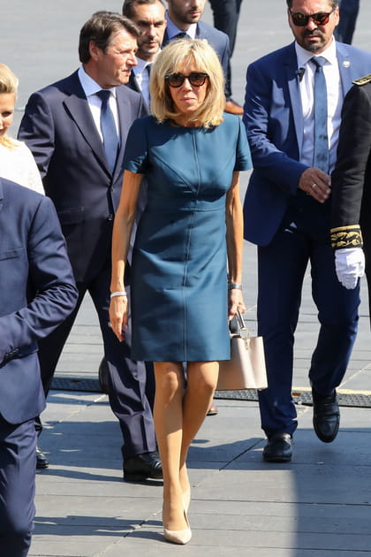 Brigitte Macron en robe bleue &agrave; encolure ronde