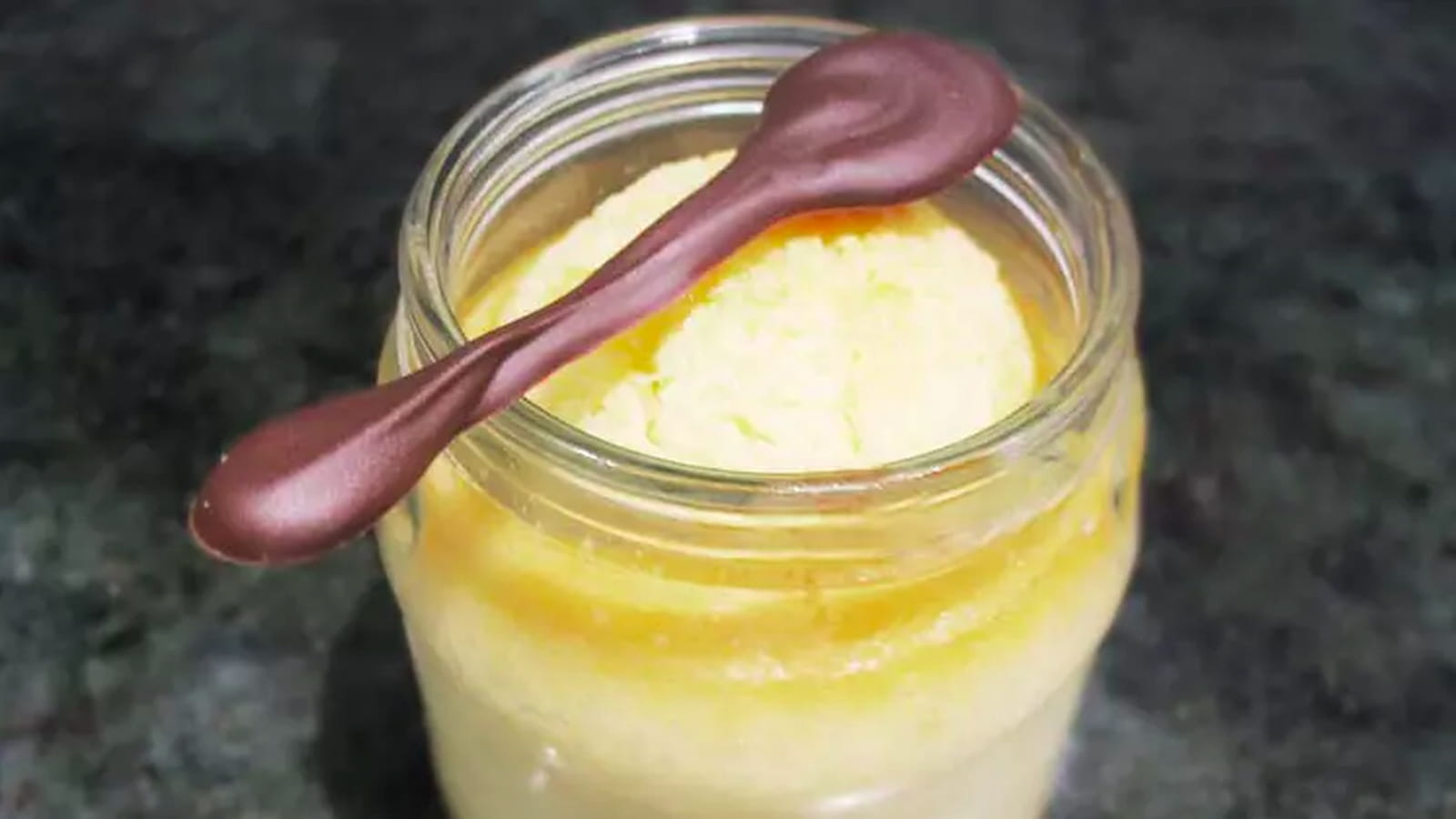 Petit pot de flan coco et sa cuillère au chocolat