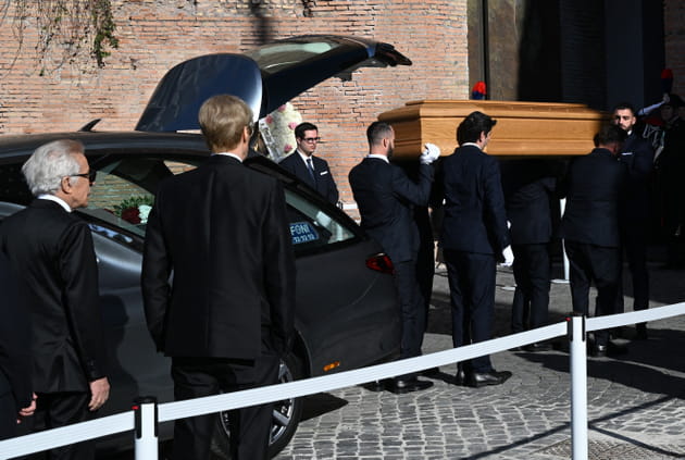 Obs&egrave;ques de Valentino&nbsp;: Anne Hathaway, Liz Hurley, Anna Wintour... les VIP font leurs adieux - PHOTOS