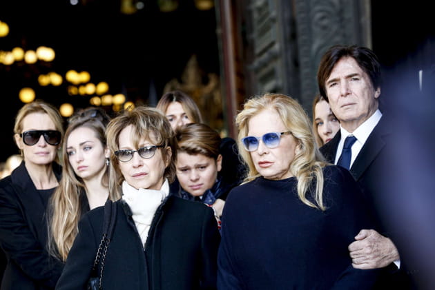 Estelle Lefebure, Emma Smet, Nathalie Baye, Sylvie Vartan et Tony Scotti &agrave; l'entr&eacute;e de l'&eacute;glise de la Madeleine