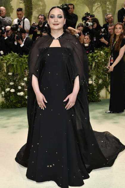 Lily Gladstone tente la cape noire
