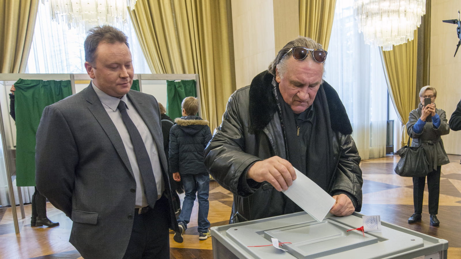 Gerard Depardieu vote aux élections présidentielles russes en 2018 