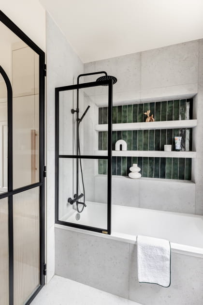 Apr&egrave;s&nbsp;: une salle de bains &eacute;pur&eacute;e et bien pens&eacute;e