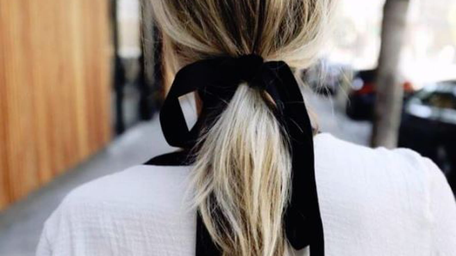 Un ruban dans les cheveux