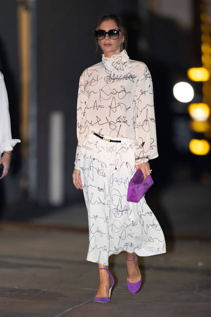 Victoria Beckham en chemisier et jupe midi assortie