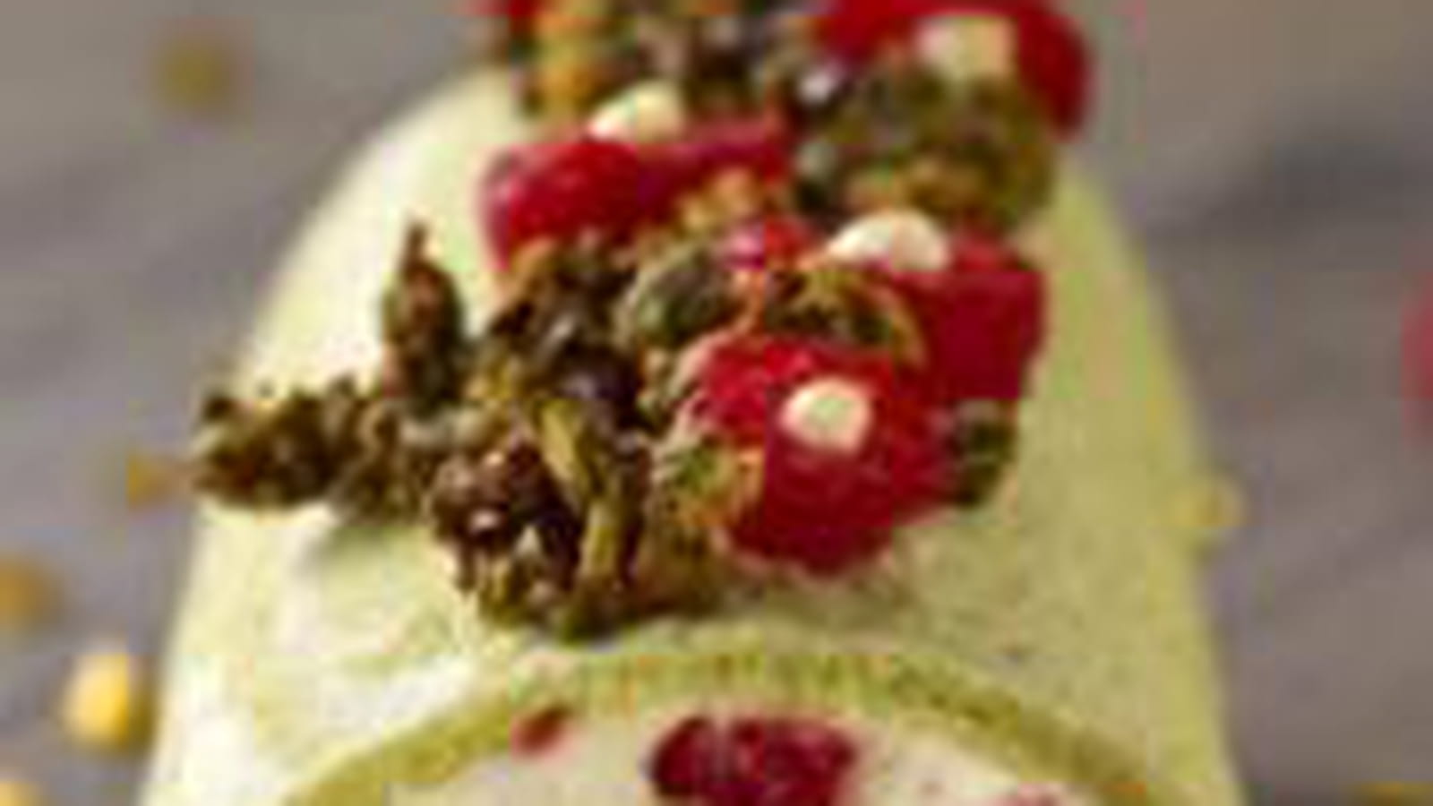 Bûche roulée pistache, framboise et fleur d'oranger