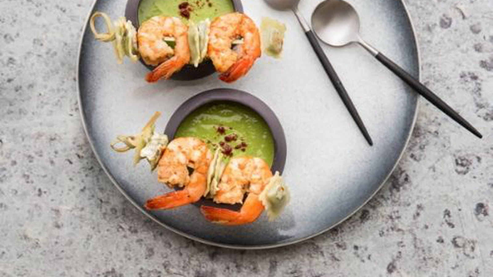 Velouté de petits pois, brochette de ravioles poêlées aux crevettes marinées