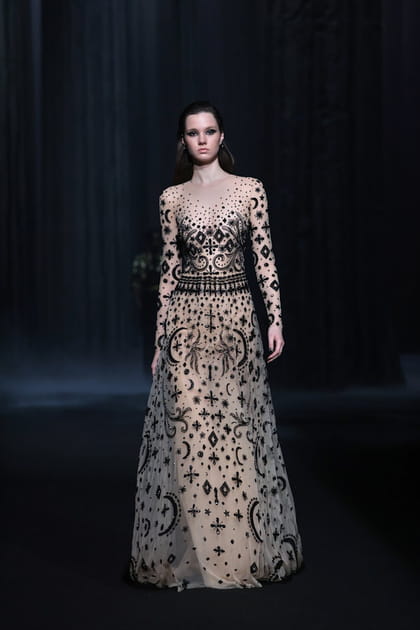 Robe blanche brod&eacute;e de motifs noirs aper&ccedil;ue sur le d&eacute;fil&eacute; Georges Hobeika