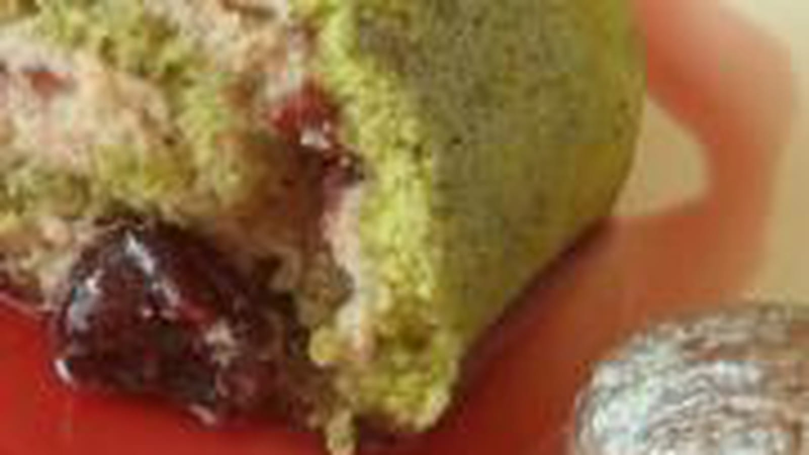 Bûche au matcha, marrons et cerises