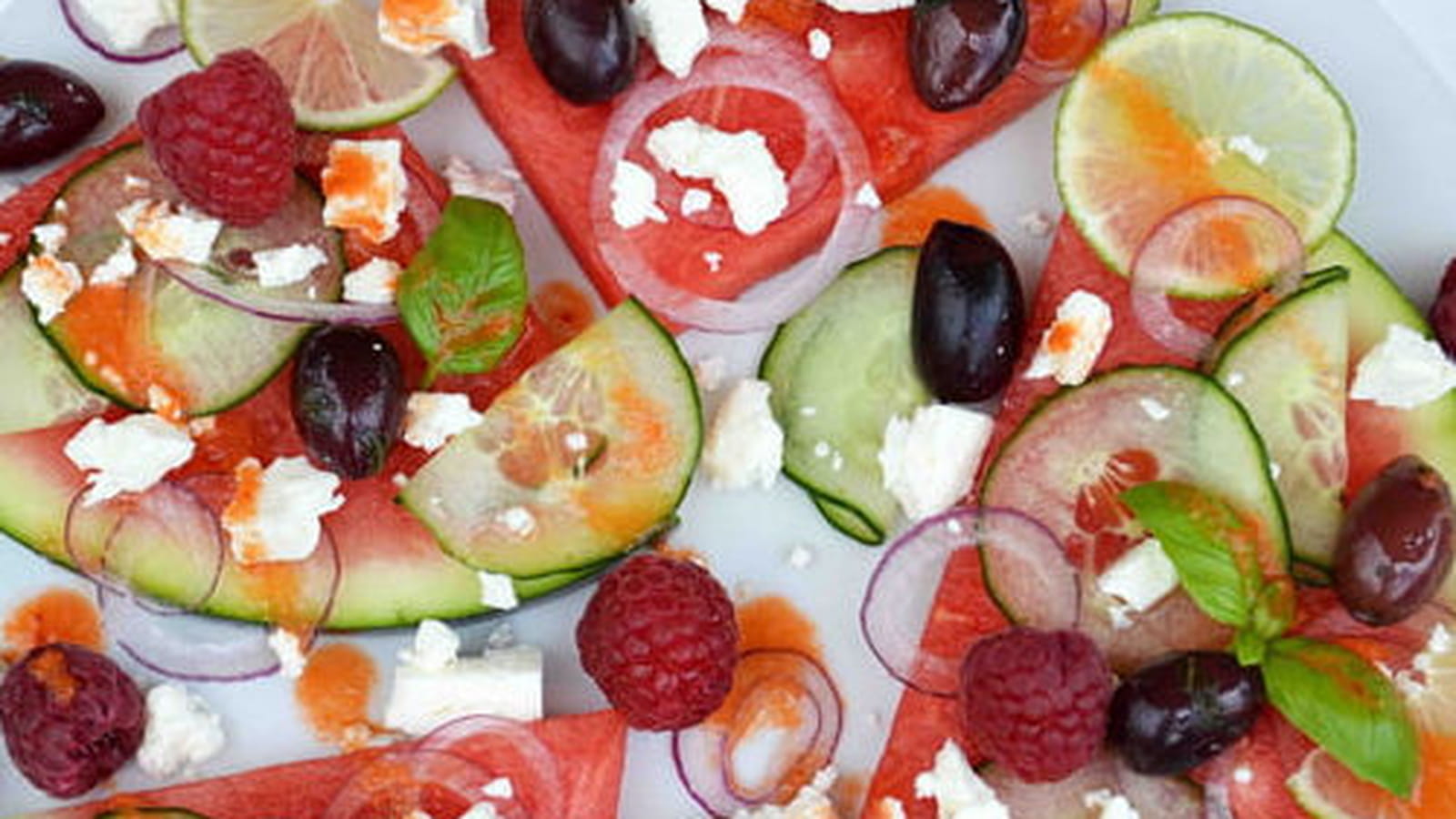 Pizza-pastèque au concombre, feta, olives, citron vert et framboises