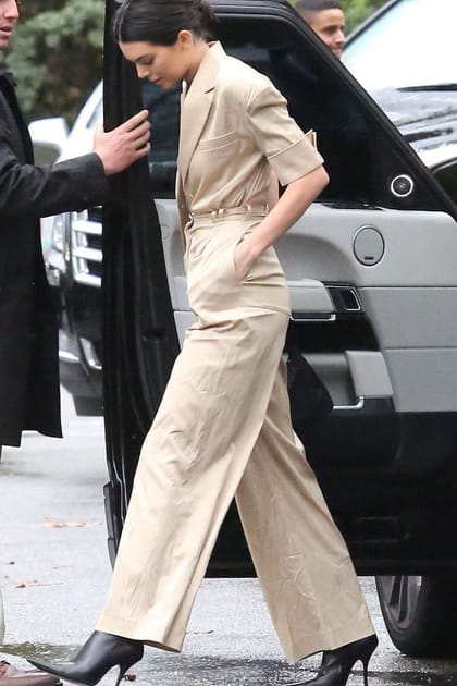 Kendall Jenner en combinaison couleur sable et bottines noires pointues