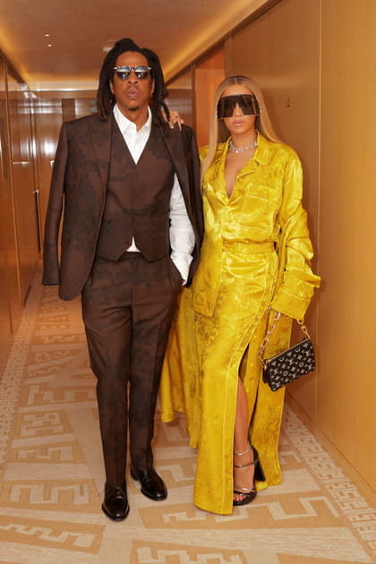 Beyonc&eacute; en ensemble jacquard jaune et Jay-Z en costume trois pi&egrave;ces marron