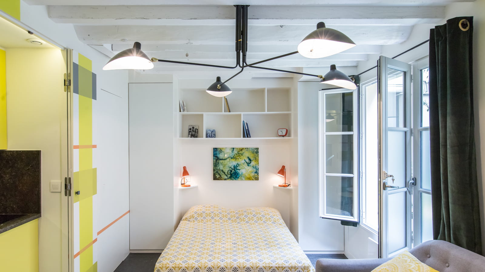Chambre jaune et blanche