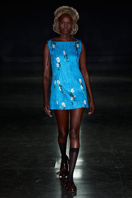 Robe bleue &agrave; motif marguerites aper&ccedil;ue sur le d&eacute;fil&eacute; Emilia Wickstead