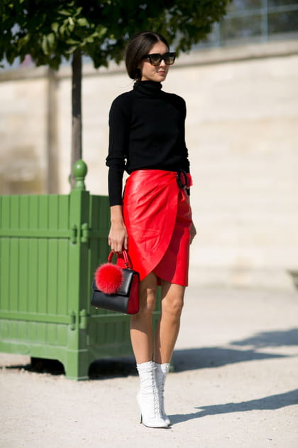 Street style &agrave; Paris : la jupe portefeuille en cuir