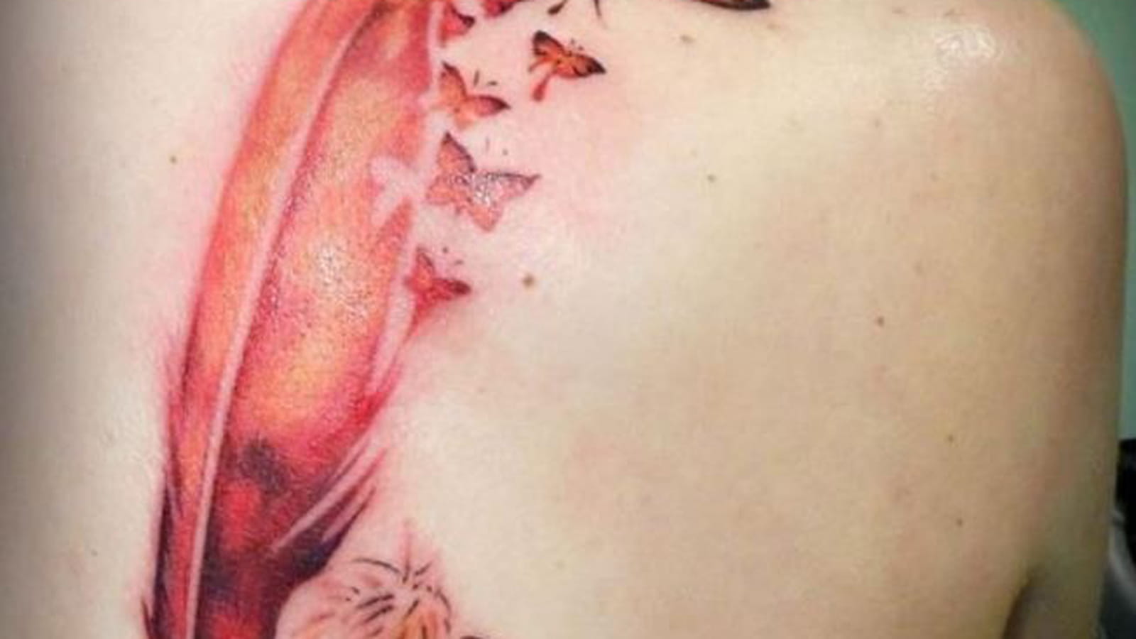 Tatouage plume orange dans le dos