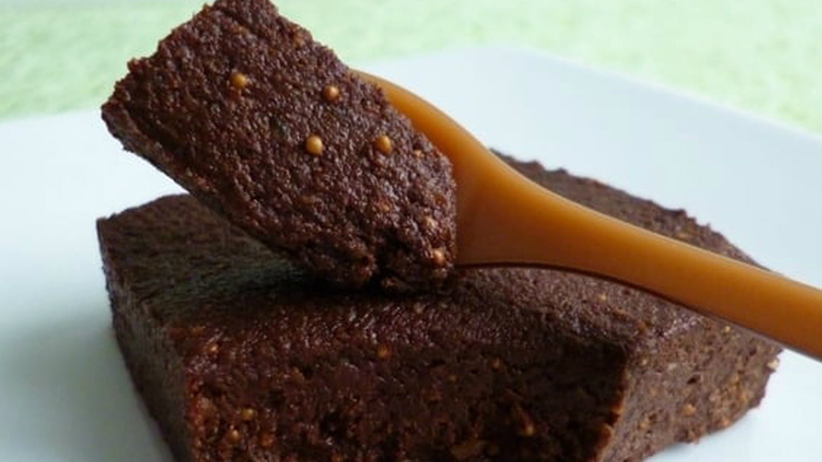 Brownie vegan cru au cacao, figue et noisette