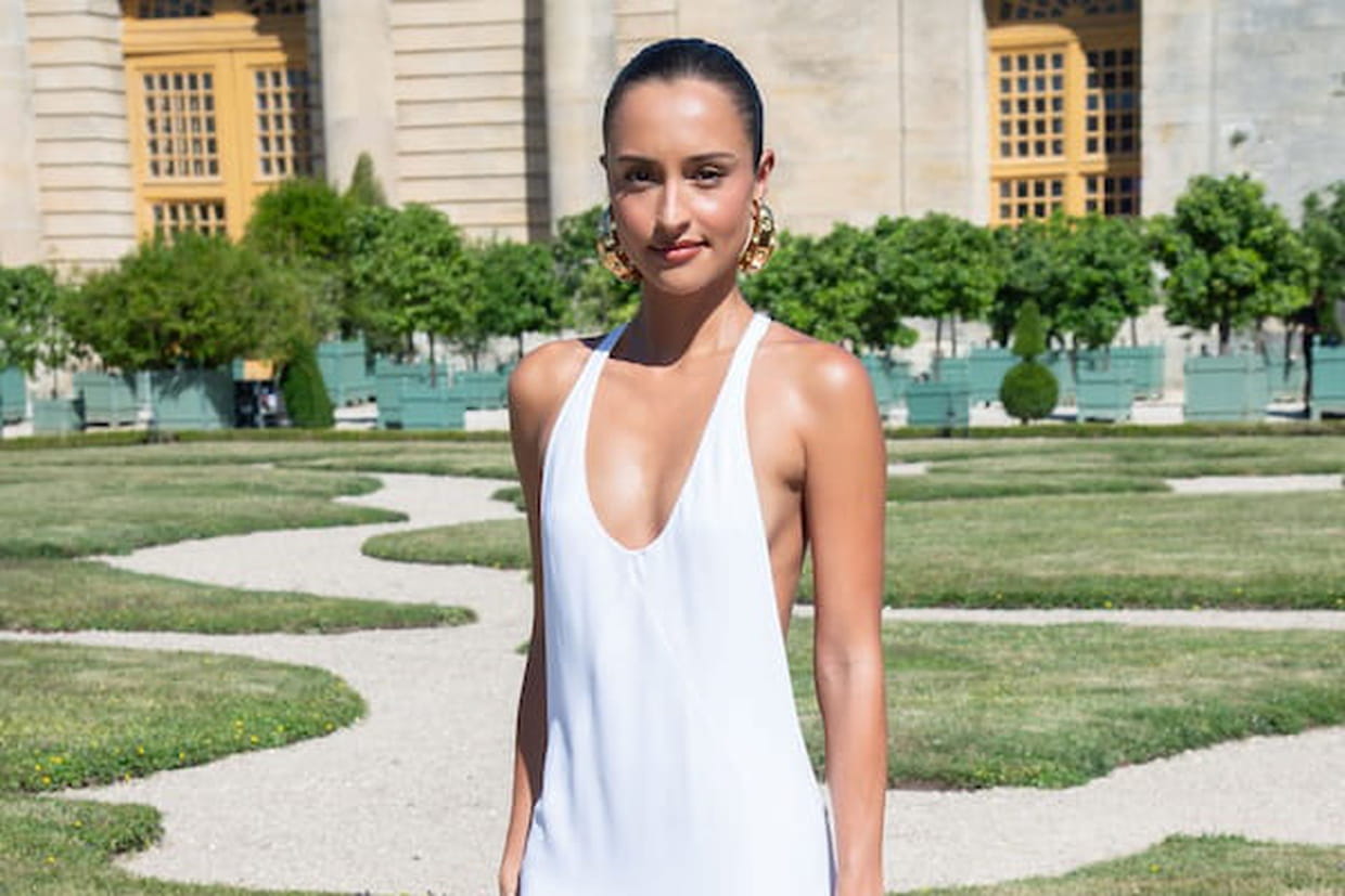 Alexandra Saint Mleux, véritable femme fatale dans sa robe en dentelle  vintage