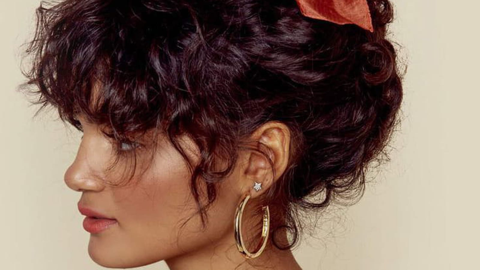 Chignon messy avec foulard 