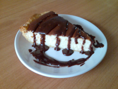 Tarte au fromage blanc coco et coulis de chocolat