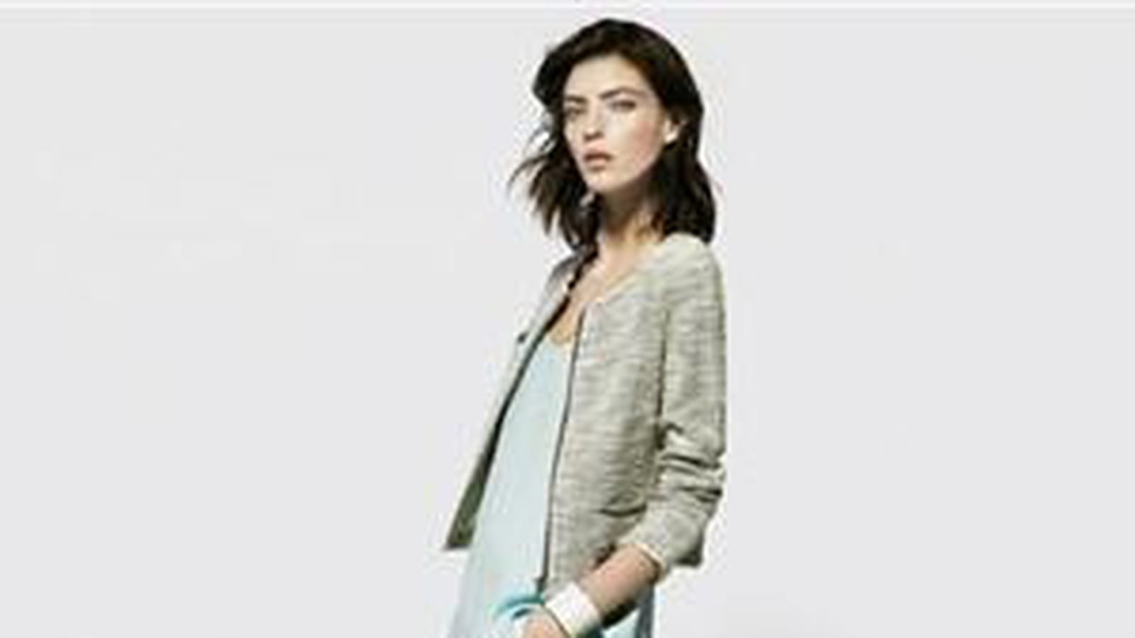 Veste boucle zipéé, top crêpe et pantalon de Mango