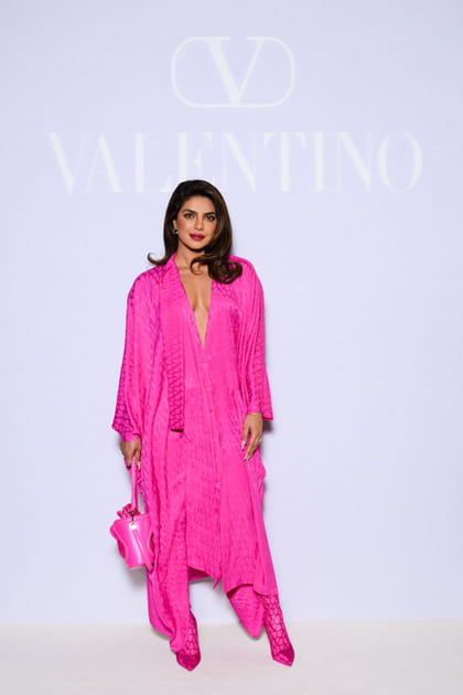 Priyanka Chopra en ensemble rose au d&eacute;collet&eacute; plongeant au d&eacute;fil&eacute; Valentino