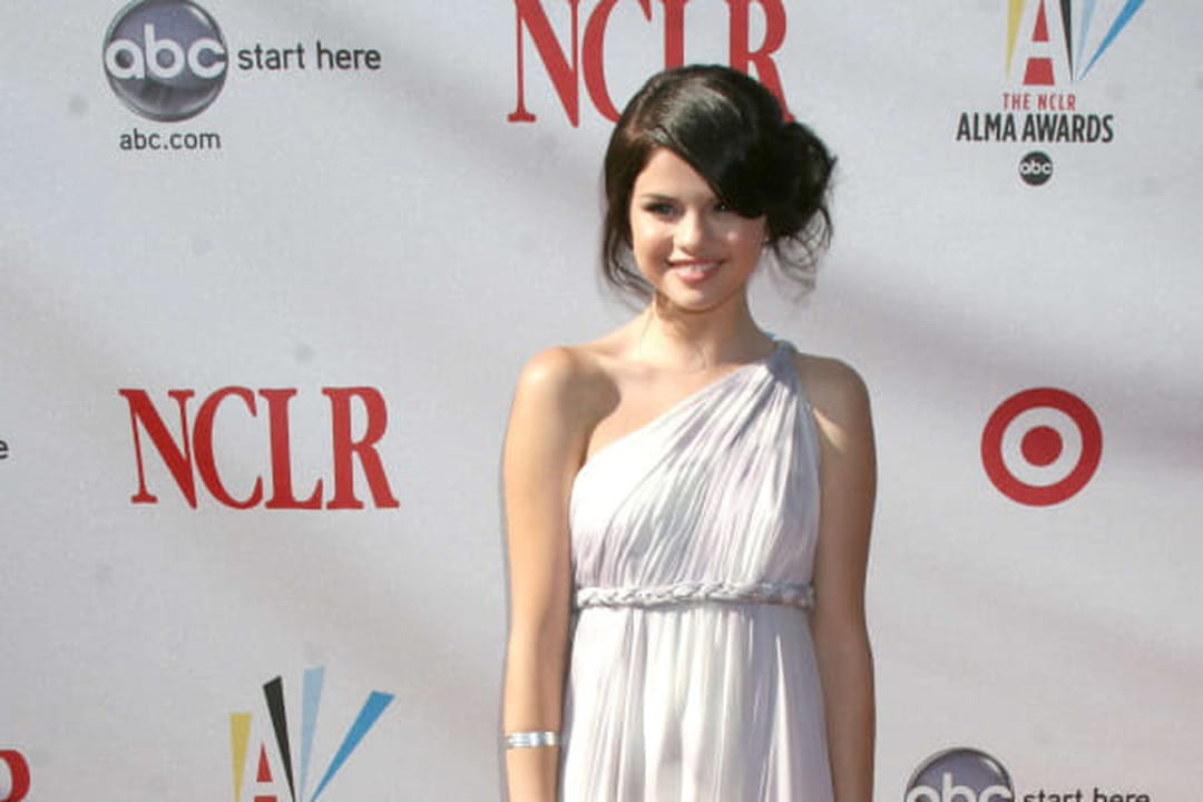 robe selena gomez rouge