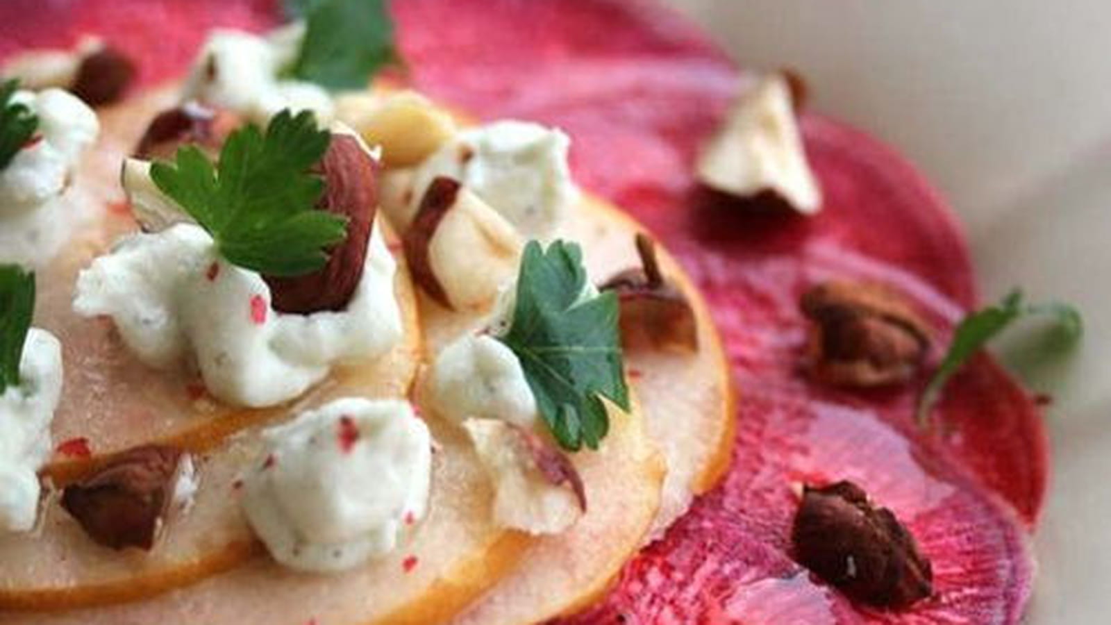 Carpaccio de betterave chioggia, poires et crème de roquefort
