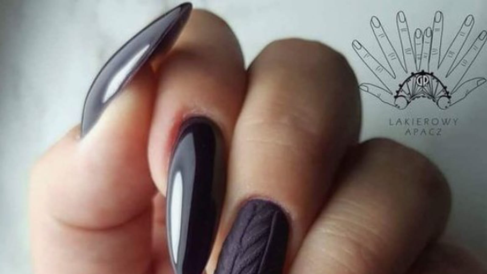 Ongles effet pull pourpre