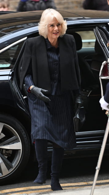 Camilla Parker-Bowles en tailleur marine à rayures blanches