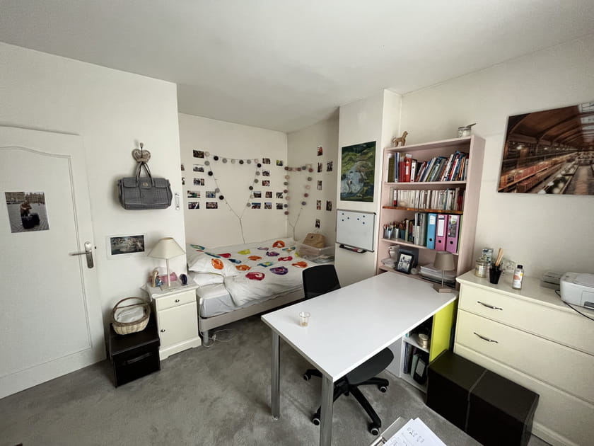 Avant&nbsp;: une chambre d'adolescent banale