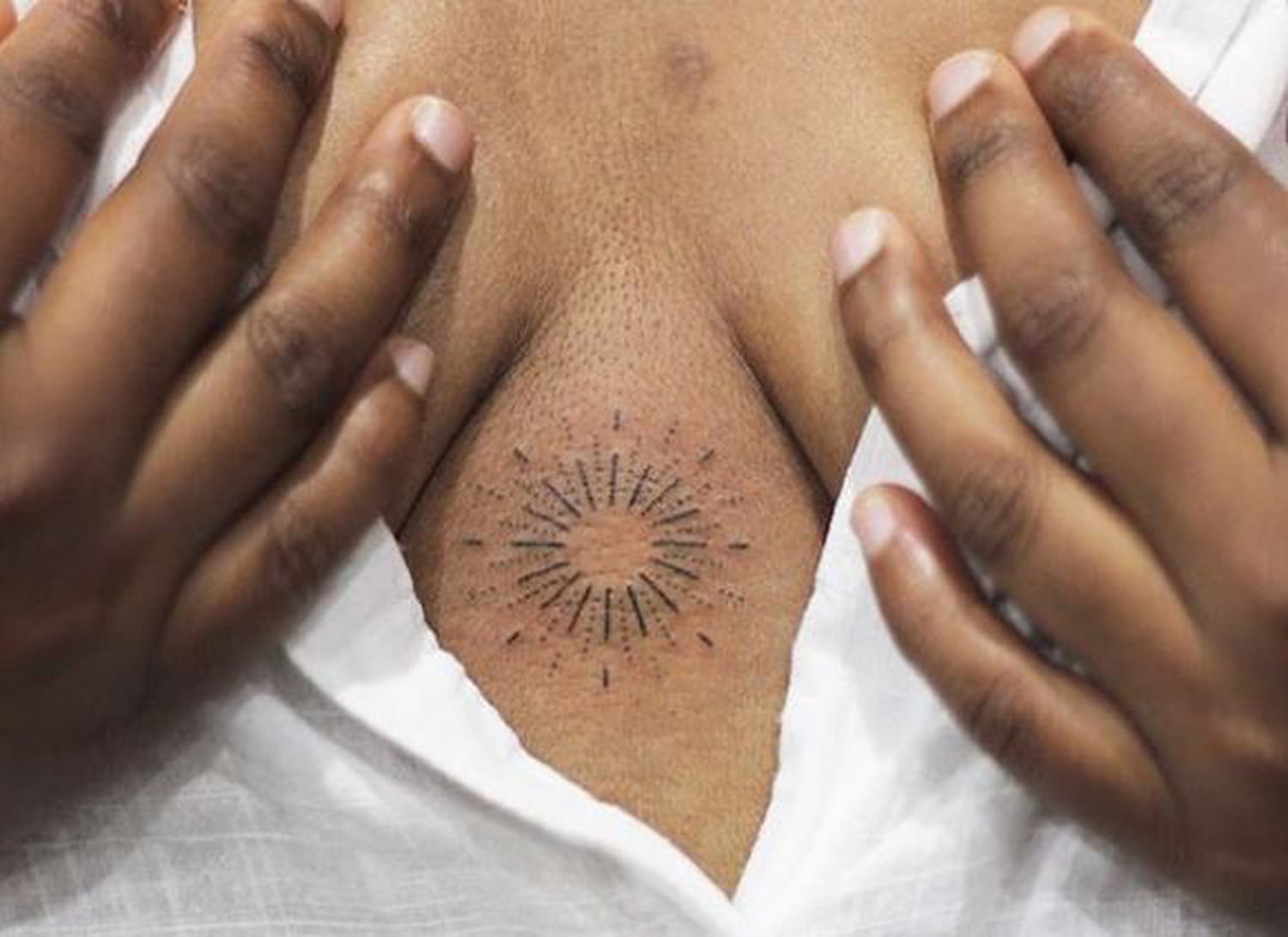Tatouage soleil : significations et modèles tendance