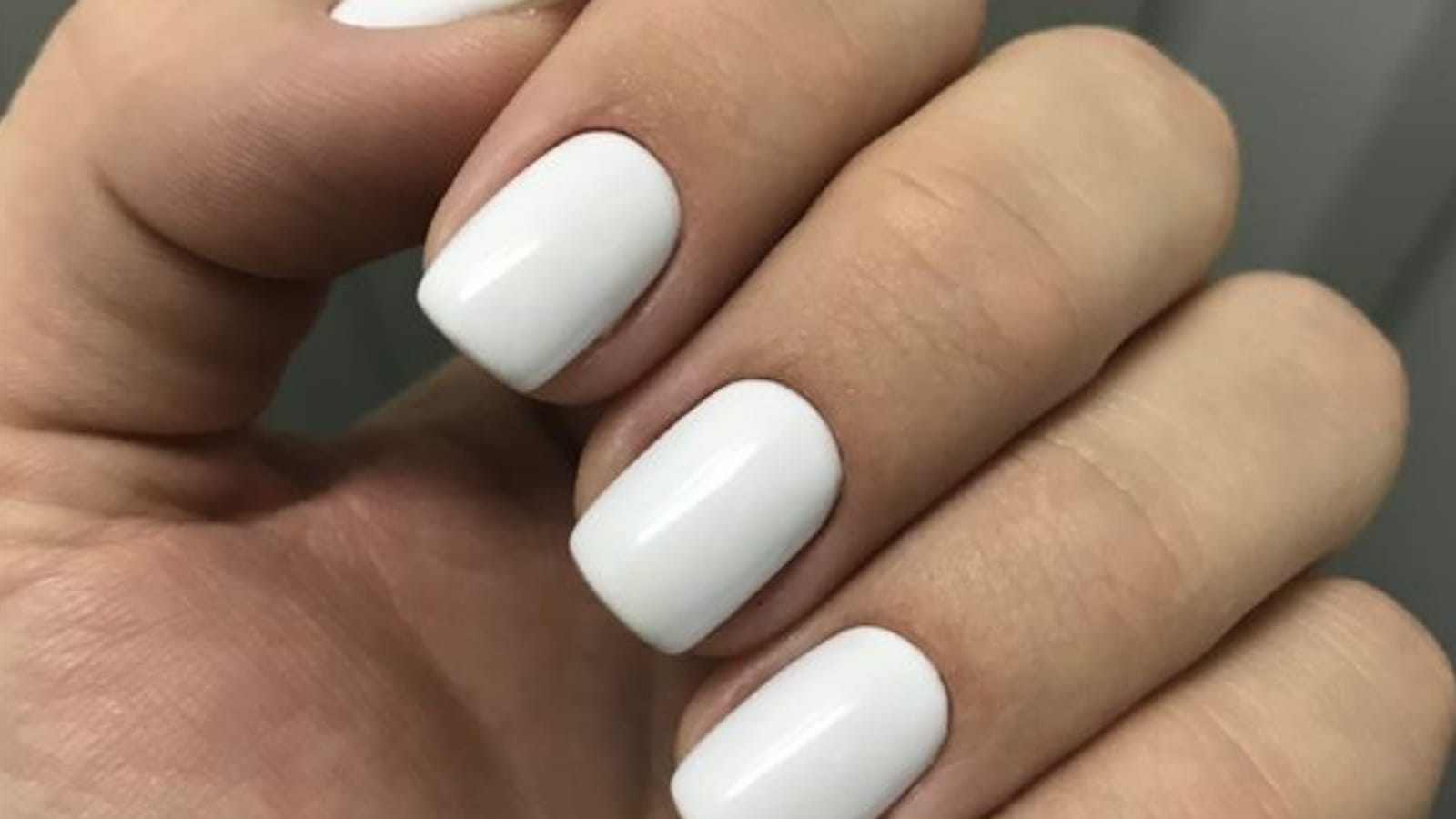 Des ongles blancs glossy et carrés