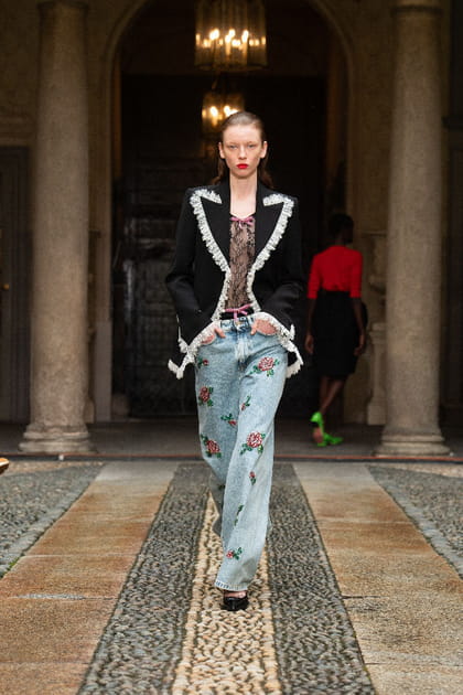 Veste noir et blanc et jean &agrave; fleurs aper&ccedil;us sur le d&eacute;fil&eacute; Vivetta