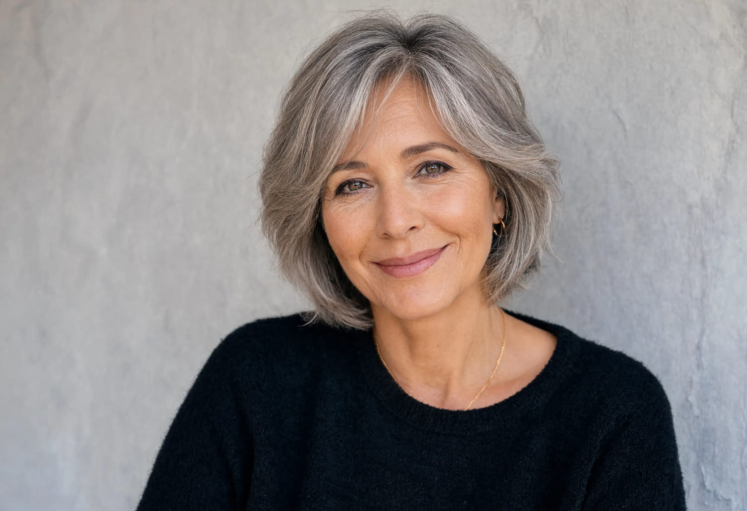 Quelle coupe de cheveux à 60 ans ? Carré, lunettes, cheveux gris : le guide complet