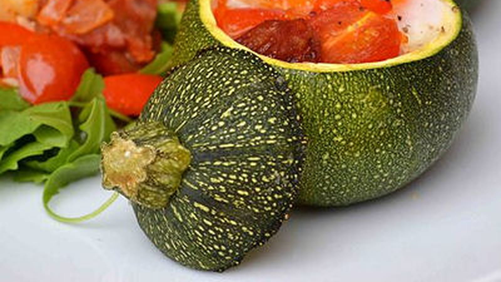 Courgettes farcies aux oeufs, tomates, poivrons, chorizo