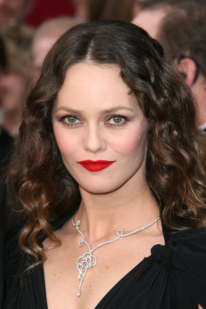 Vanessa Paradis, glamour avec ses boucles serr&eacute;es