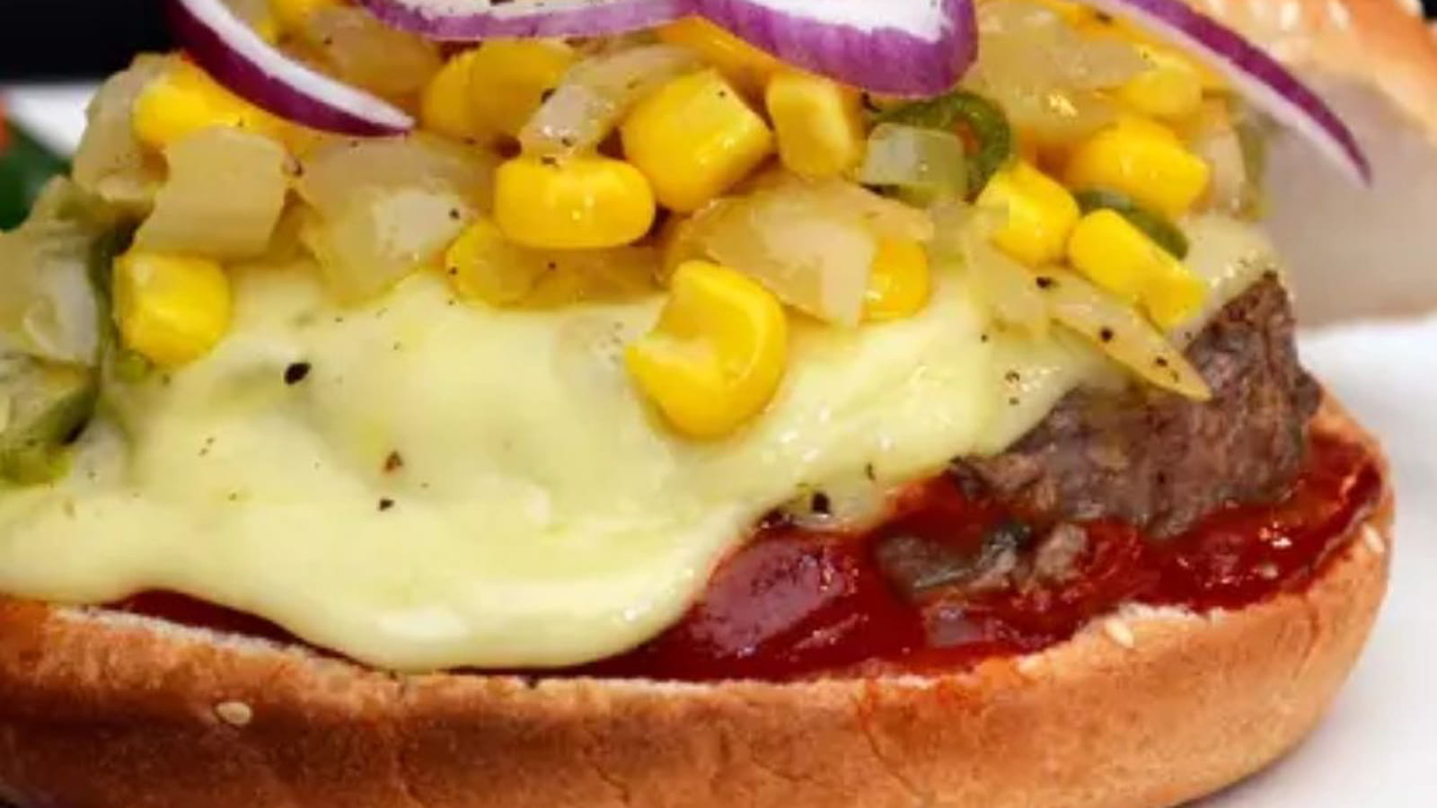 Burgers à la mexicaine, salsa d'oignons, maïs et piments