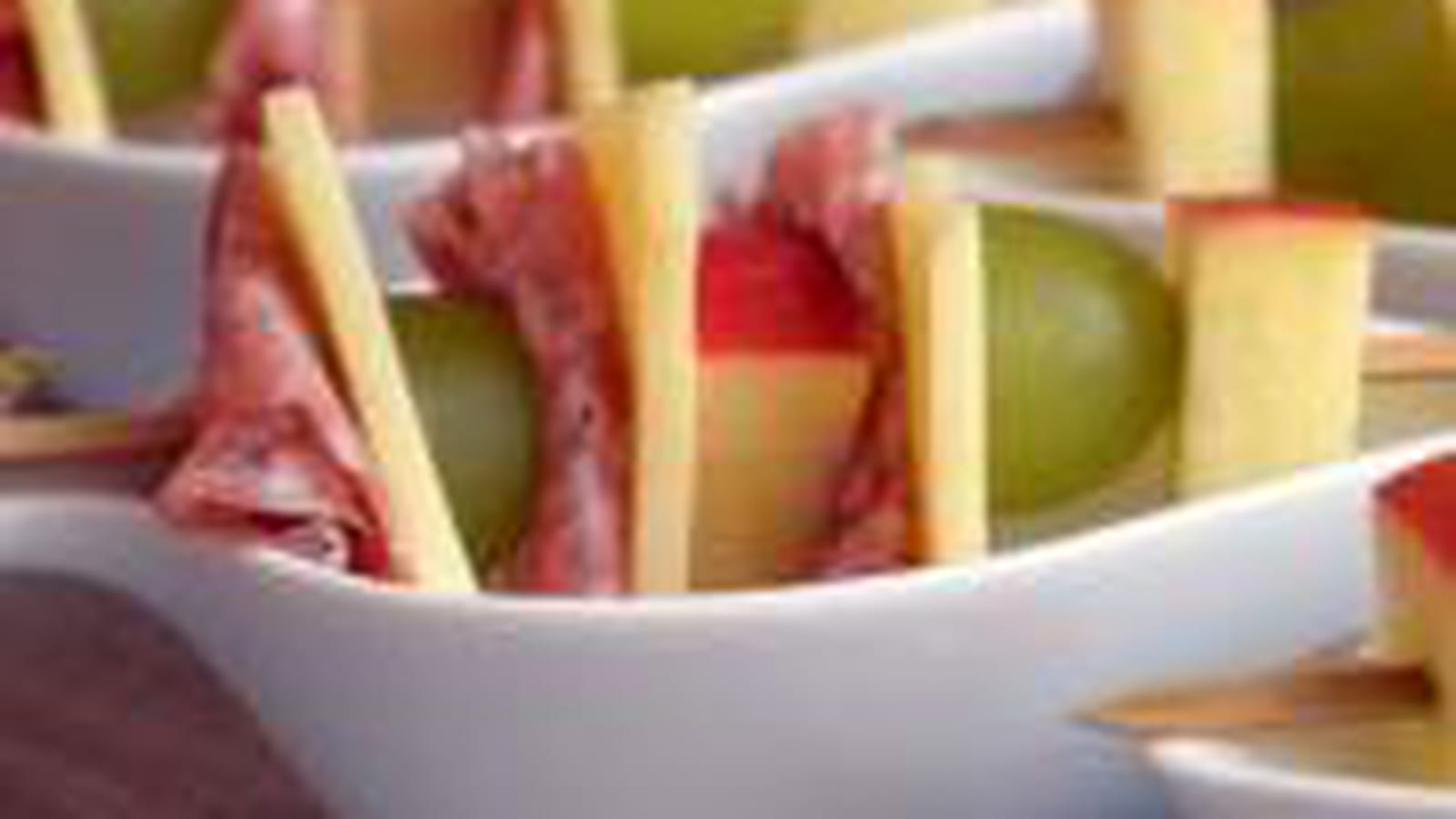 Brochettes de fruits, fromage et salami