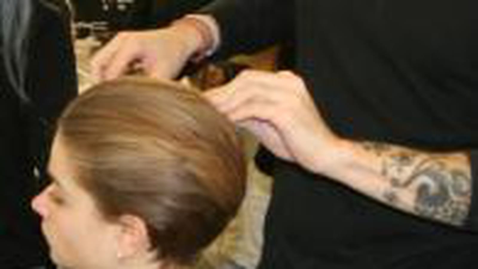 Coiffure : cheveux plaqués en arrière