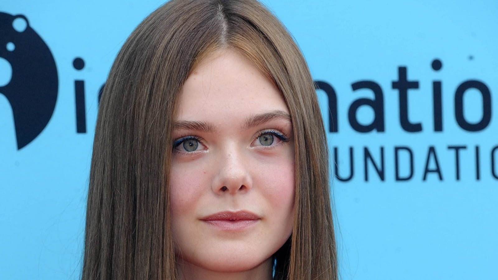 Elle Fanning en brune