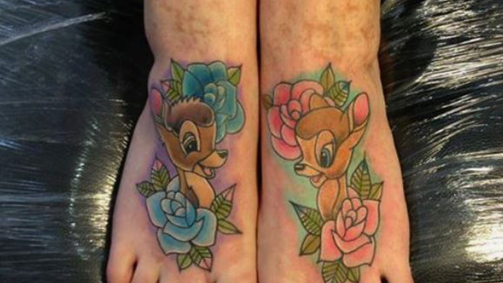 Bambi fleuri sur les pieds