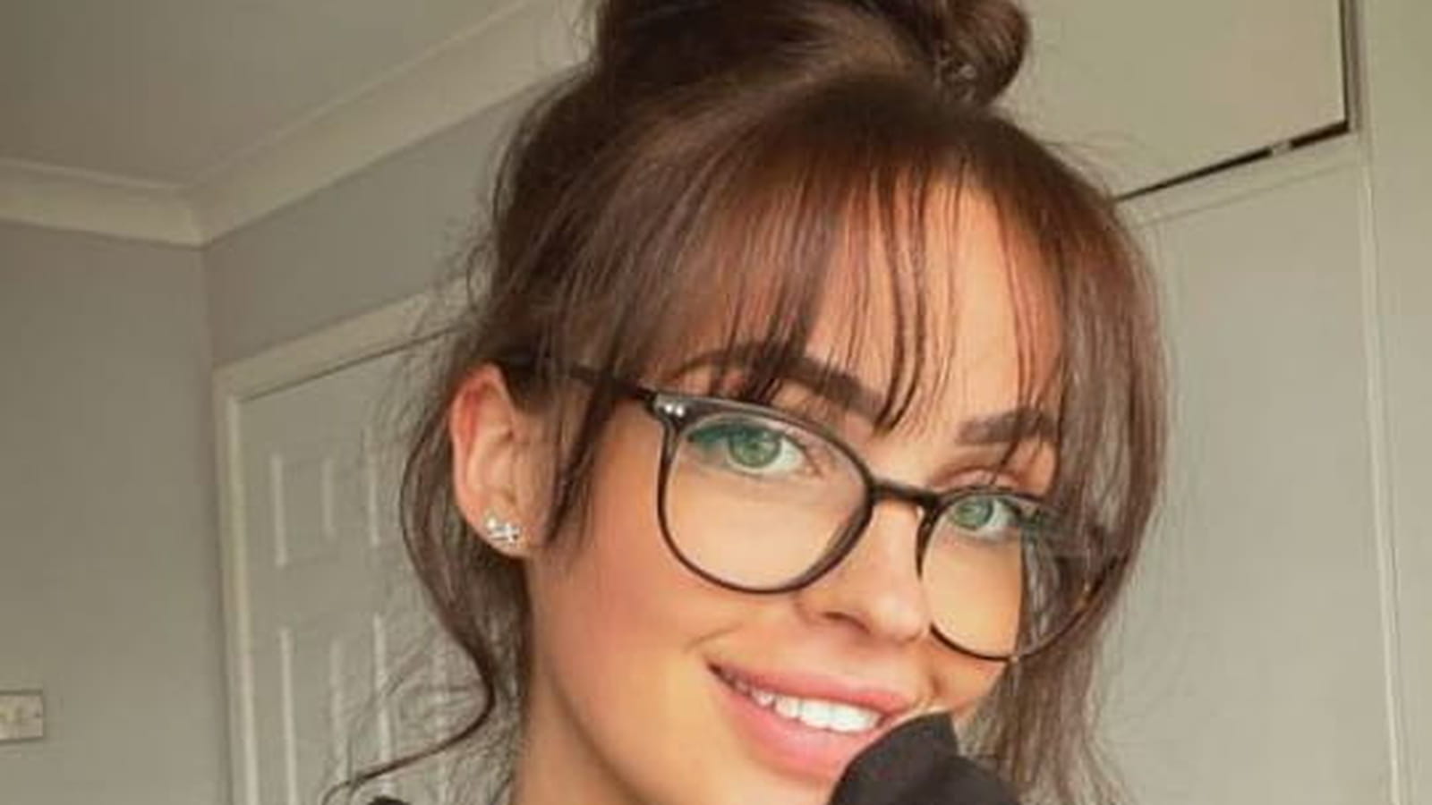 Frange longue éparse et chignon haut