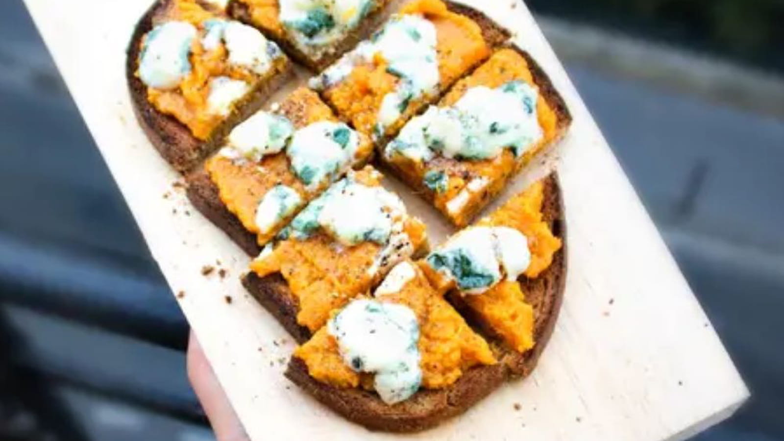Bruschetta patates douces et roquefort