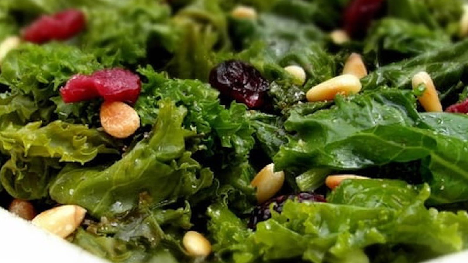 Salade de chou Kale aux cranberries, pignons et vinaigrette à l'érable